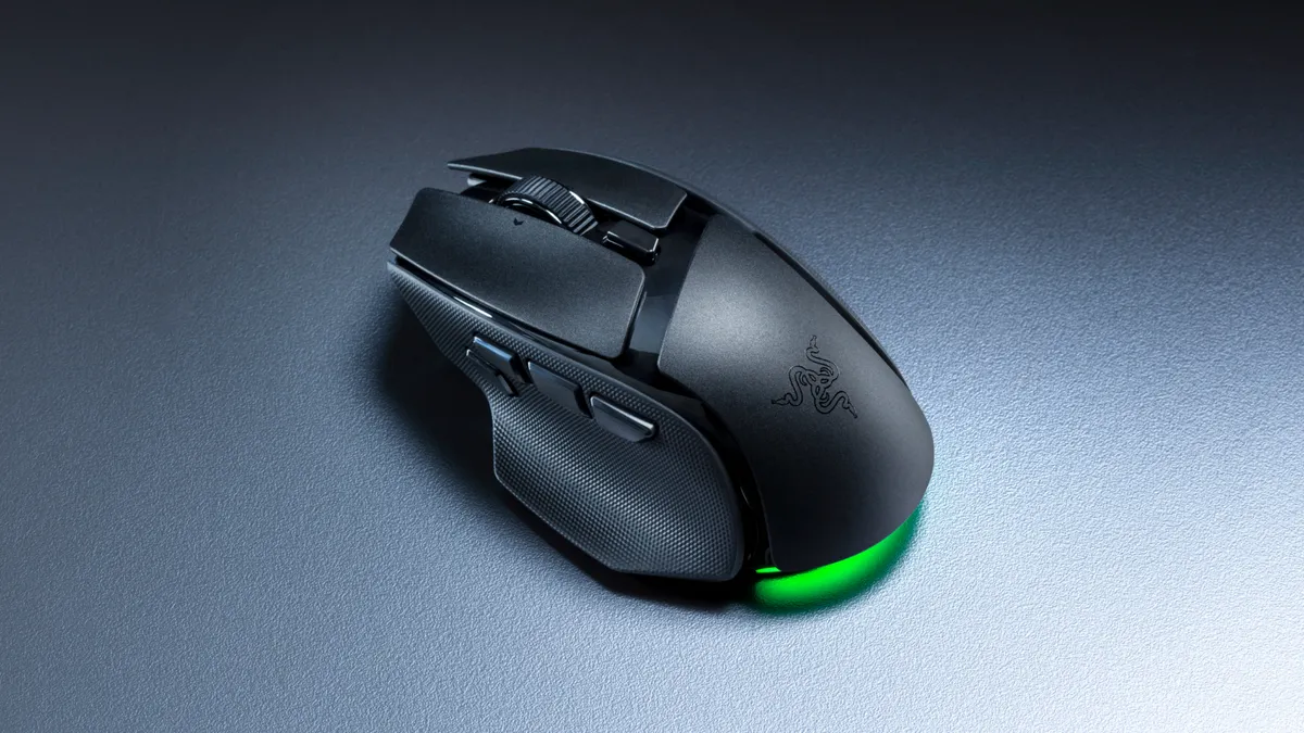 Basilisk V4 HyperSpeed ブラックを右後方から見た製品画像